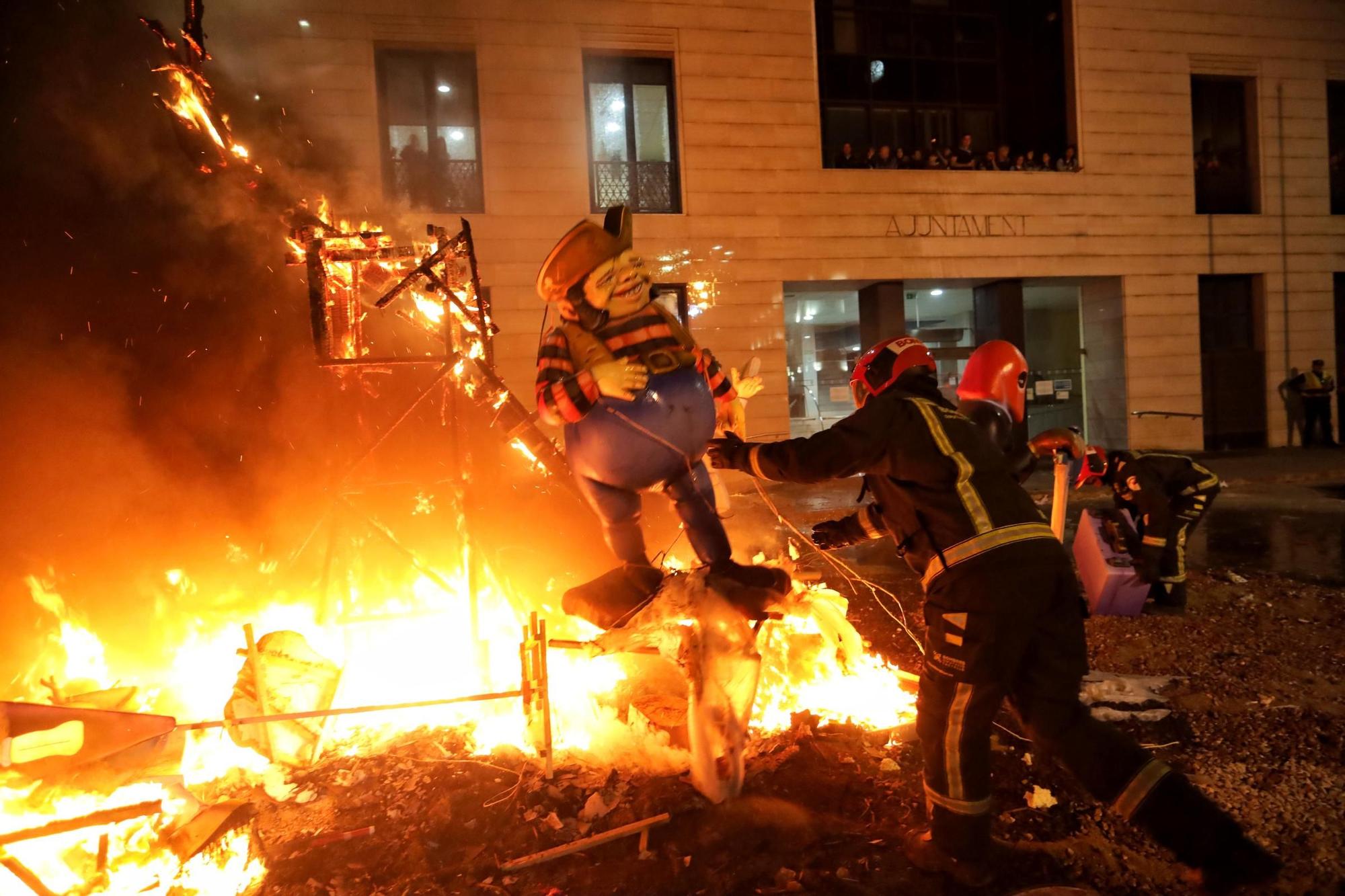 Galería de fotos de la 'cremà' de las Fallas de Burriana 2024