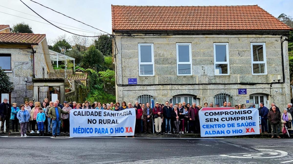 La concentración de ayer en O Hío para exigir la reapertura del consultorio de O Hío.