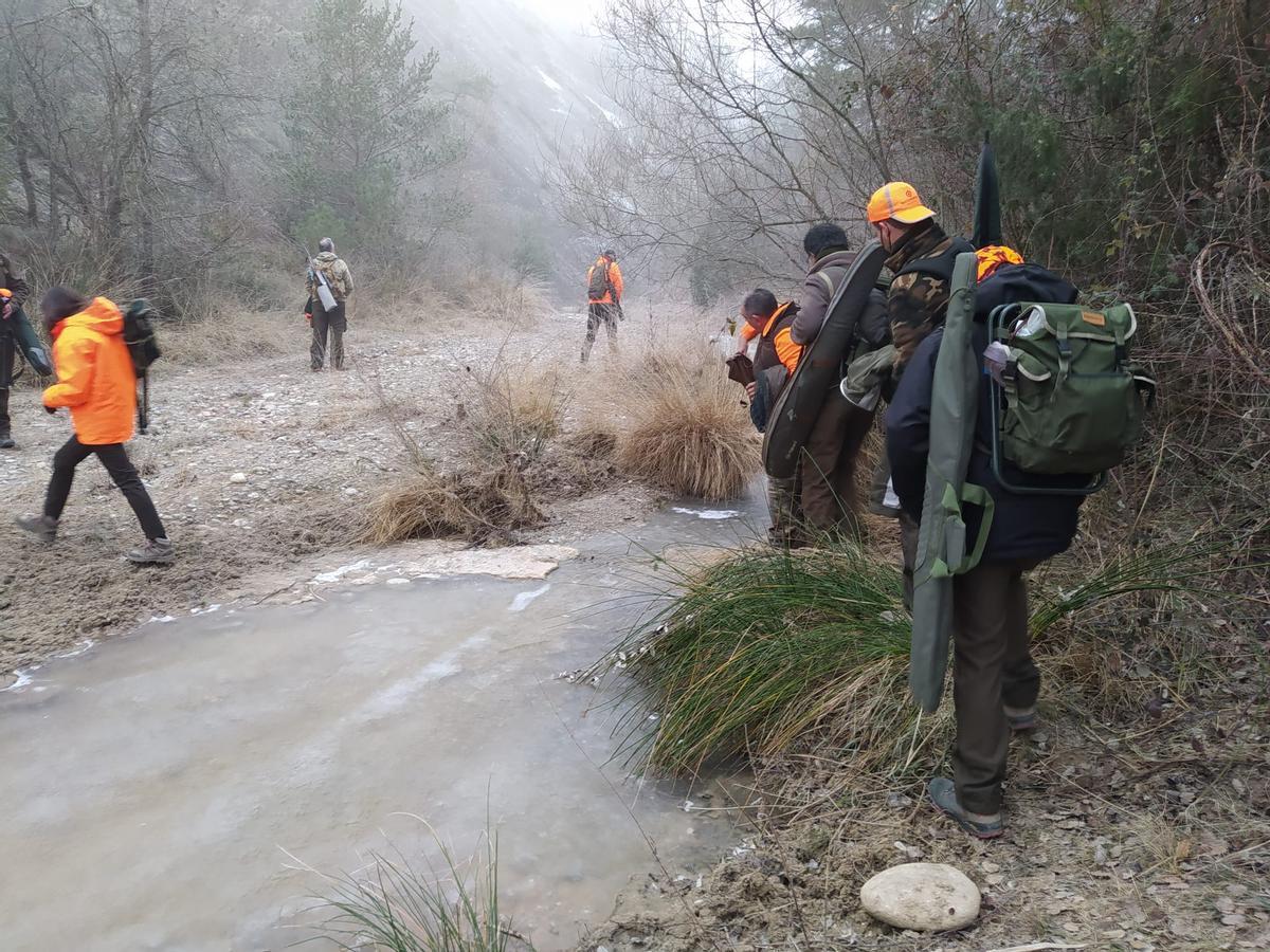 Batida de caza mayor en Abizanda, con los integrantes de camino a los puestos.