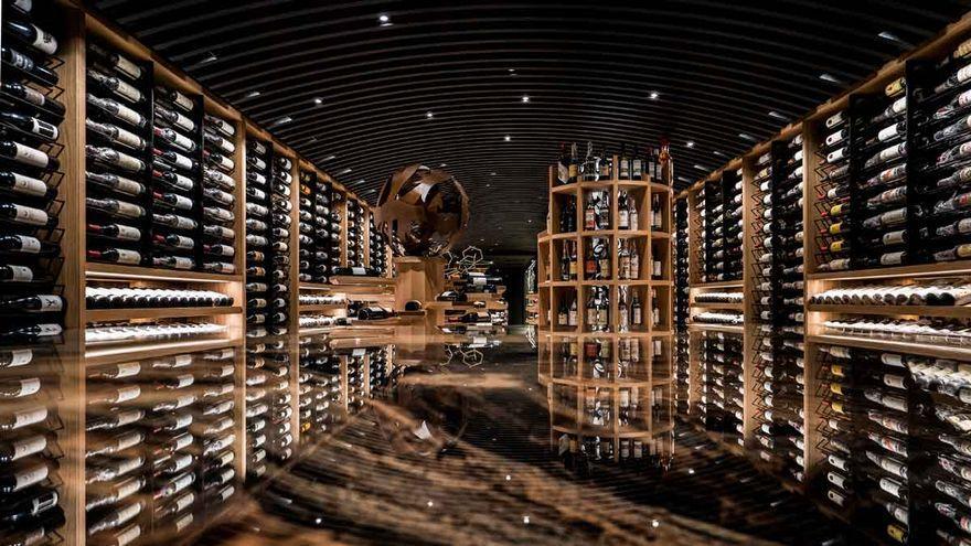 La nueva cava de Ambivium atesora más de 8.000 botellas de vino, champagne y sake.