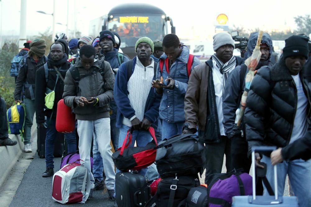 Francia evacúa ''la Jungla'' de Calais