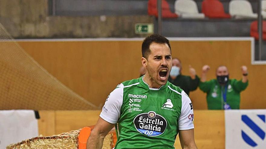 Jordi Adroher celebra un gol. |  // CARLOS PARDELLAS