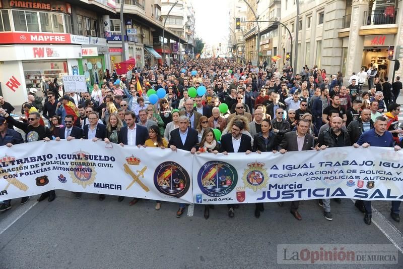 Miles de policías claman en Murcia para exigir "equiparación real" de sus salarios