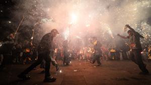 El 'correfoc' cierra las Fiestas de Sants