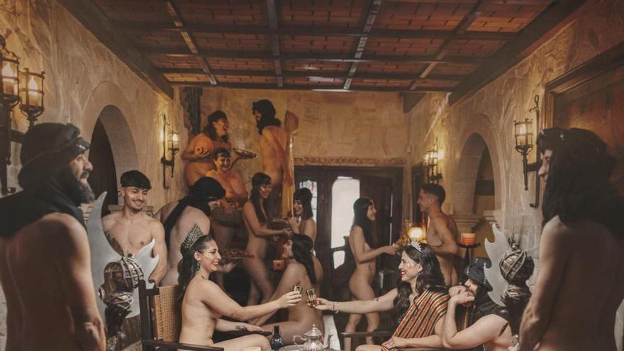 Moros y Cristianos de un pueblo de Murcia se fotografían desnudos para un proyecto de concienciación social
