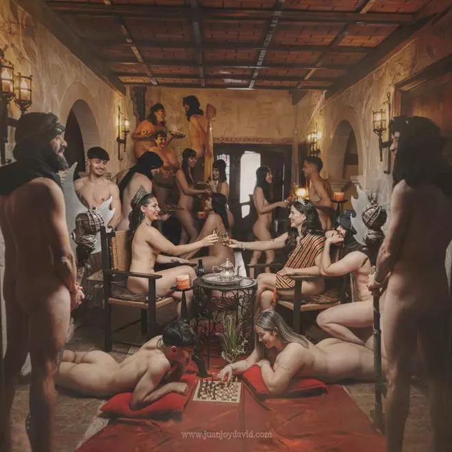 Moros y Cristianos de un pueblo de Murcia se fotografían desnudos para un proyecto de concienciación social