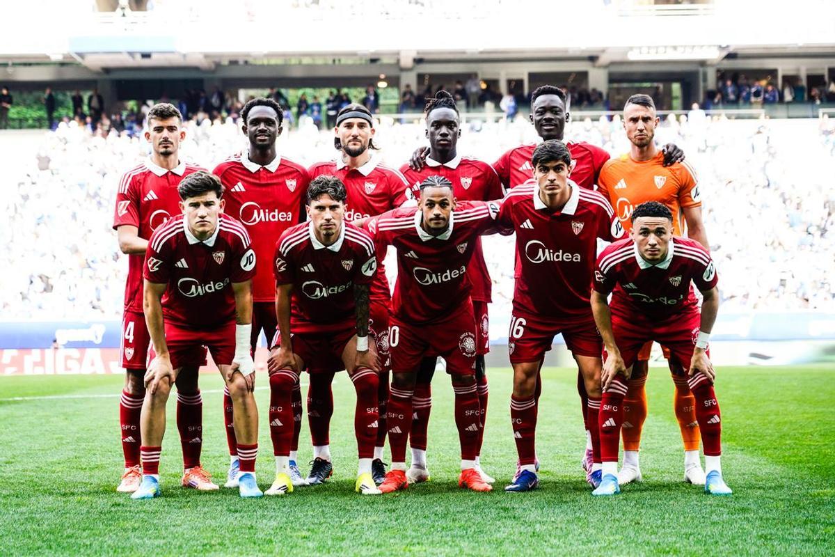 Los jugadores del Sevilla posan antes del partido ante el Oviedo en el Carlos Tartiere