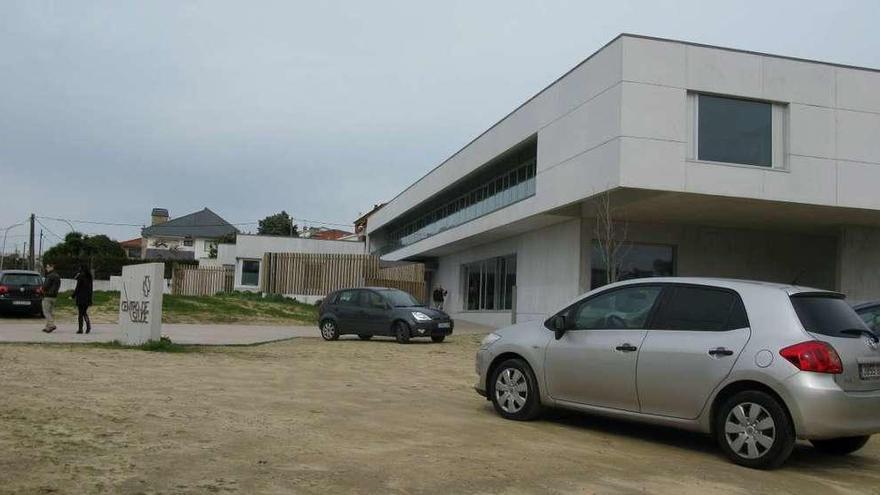 Vehículos estacionados en la zona de esparcimiento exterior del centro de salud de Panxón.