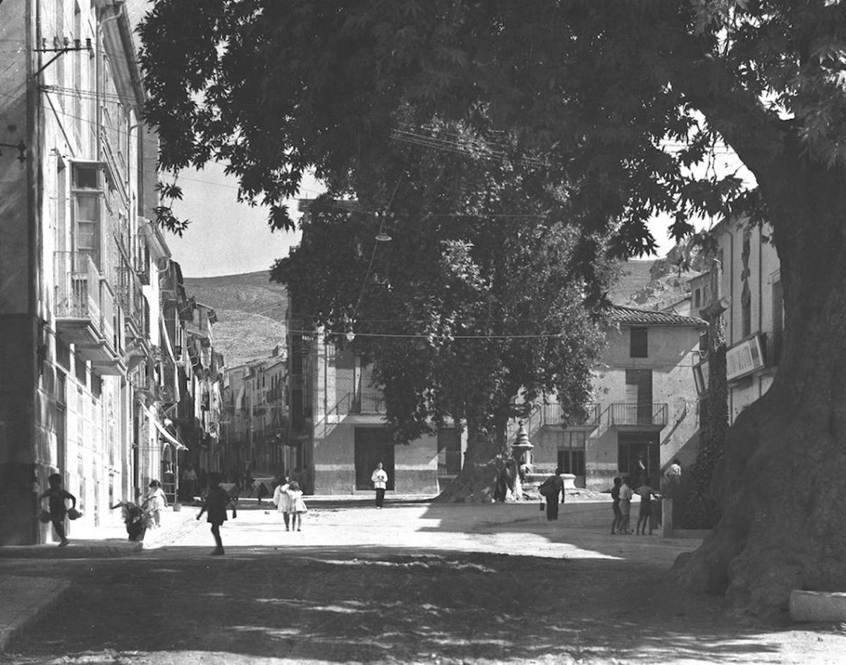 La Plaça de la Palla en la década de 1940, cuando aún no se había talado el &quot;plátino&quot; de la parte sur, con el ejemplar que sobrevive en primer término.