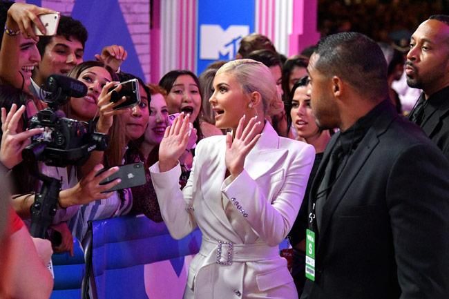 MTV Video Music Awards 2018: Kylie Jenner con moño y vestido blazer de Tom Ford en la alfombra roja