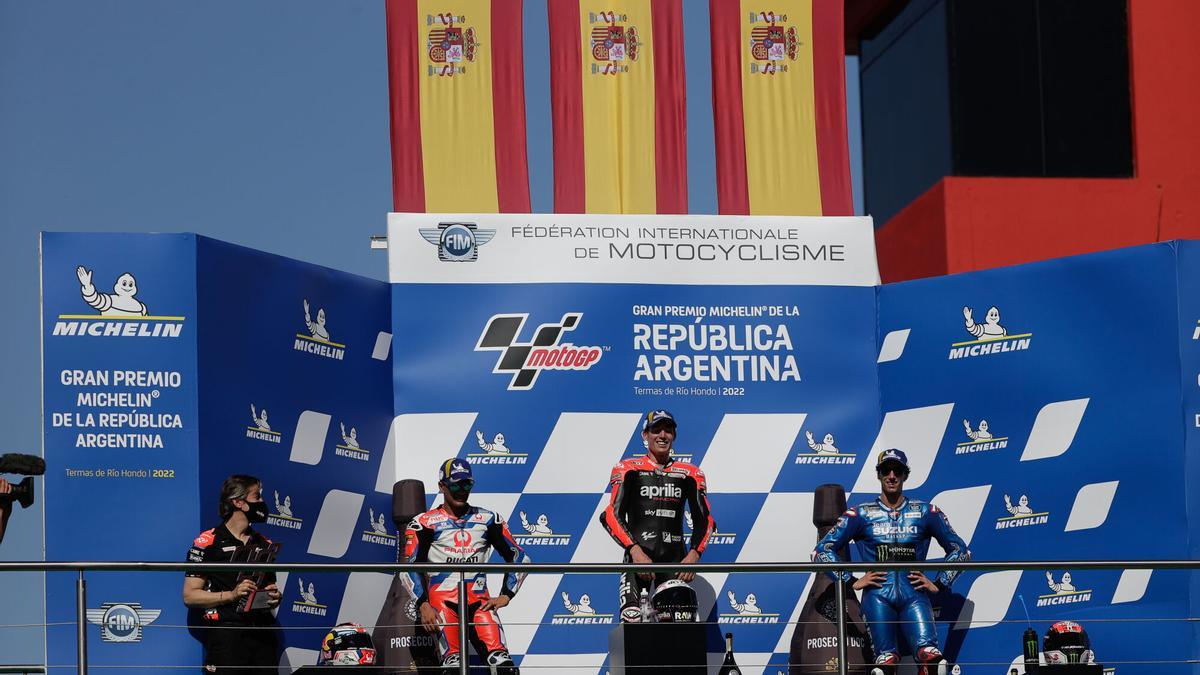 Aleix Espargaró celebra su triunfo en el GP de Argentina de MotoGP 2022 junto a Jorge Martín y Álex Rins, en el autódromo de Termas de Rio Hondo.