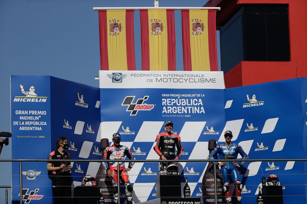 Aleix Espargaró celebra su triunfo en el GP de Argentina de MotoGP 2022 junto a Jorge Martín y Álex Rins, en el autódromo de Termas de Rio Hondo.