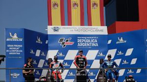 Aleix Espargaró (c) celebra tras ganar el Gran Premio de Argentina de MotoGP junto a Jorge Martín (i) segundo, y Álex Rins (d) tercero, hoy, en el autródromo de Termas de Rio Hondo, en Santiago del Estero (Argentina). 