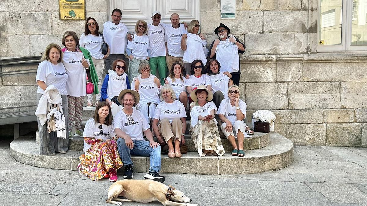 Devotos del cine, reunidos en las escaleras de la Casa da Cultura Galega en Vigo