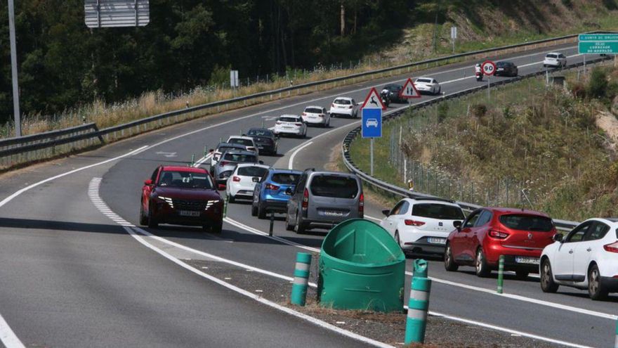Colas de coches a las playas de Cangas, el fin de semana. |  S.Á.