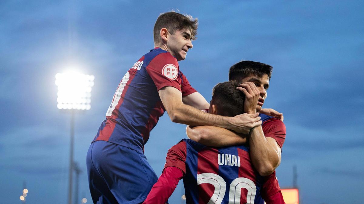 Aleix Garrido, Unai y Gerard Martín celebran un gol del Barça Atlètic