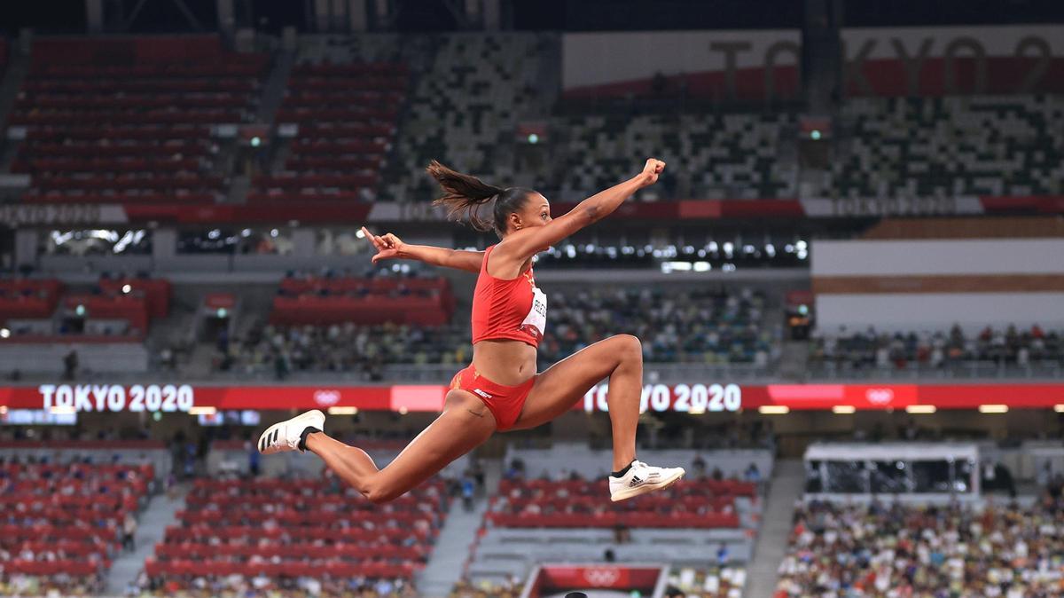 Ana Peleteiro se cuelga la medalla de bronce en triple salto