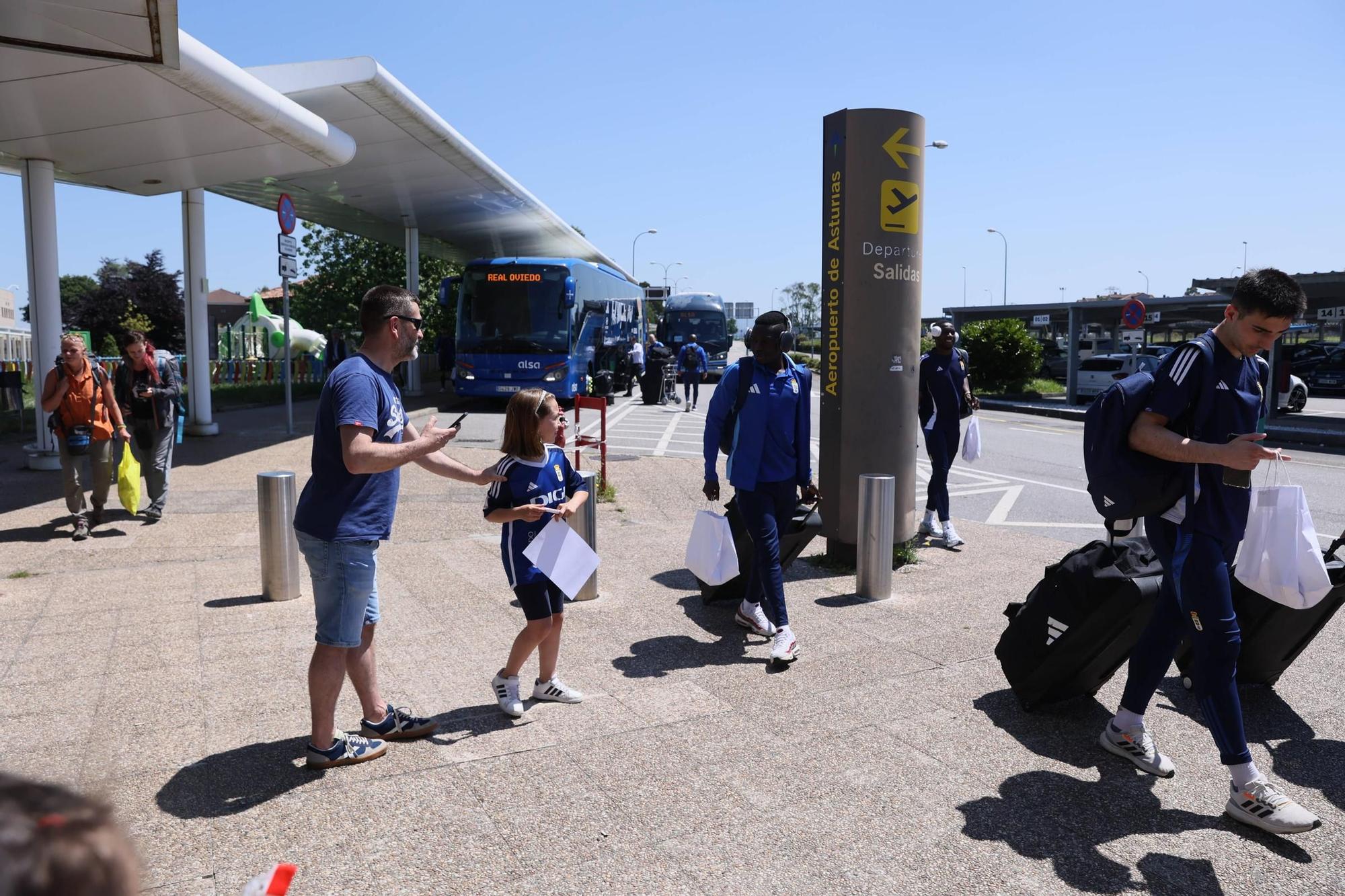 En imágenes: así fue la despedida de la afición azul al Real Oviedo en el Aeropuerto de Asturias