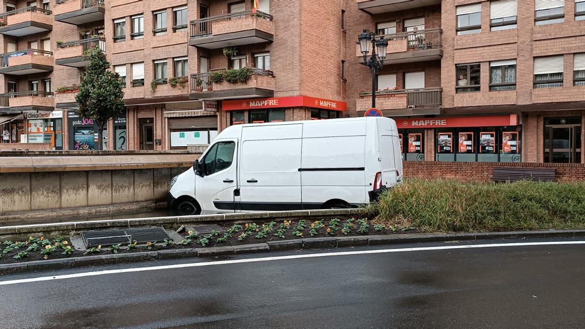 Empotra la furgoneta contra una fuente en el centro de Oviedo de madrugada y la deja abandonada