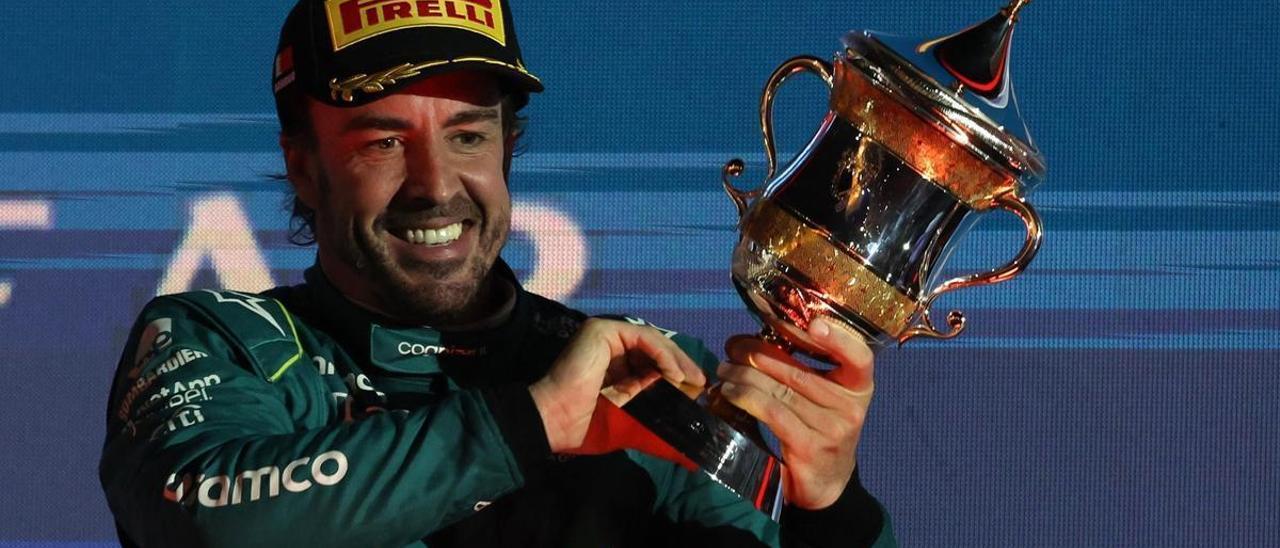 Fernando Alonso, amb el trofeu a Bahrein