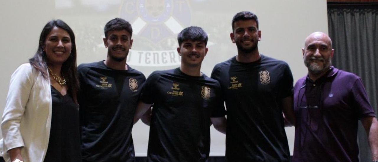 Los futbolistas del CD Tenerife, junto a la vicedirectora y el director del CIFP César Manrique de Santa Cruz.