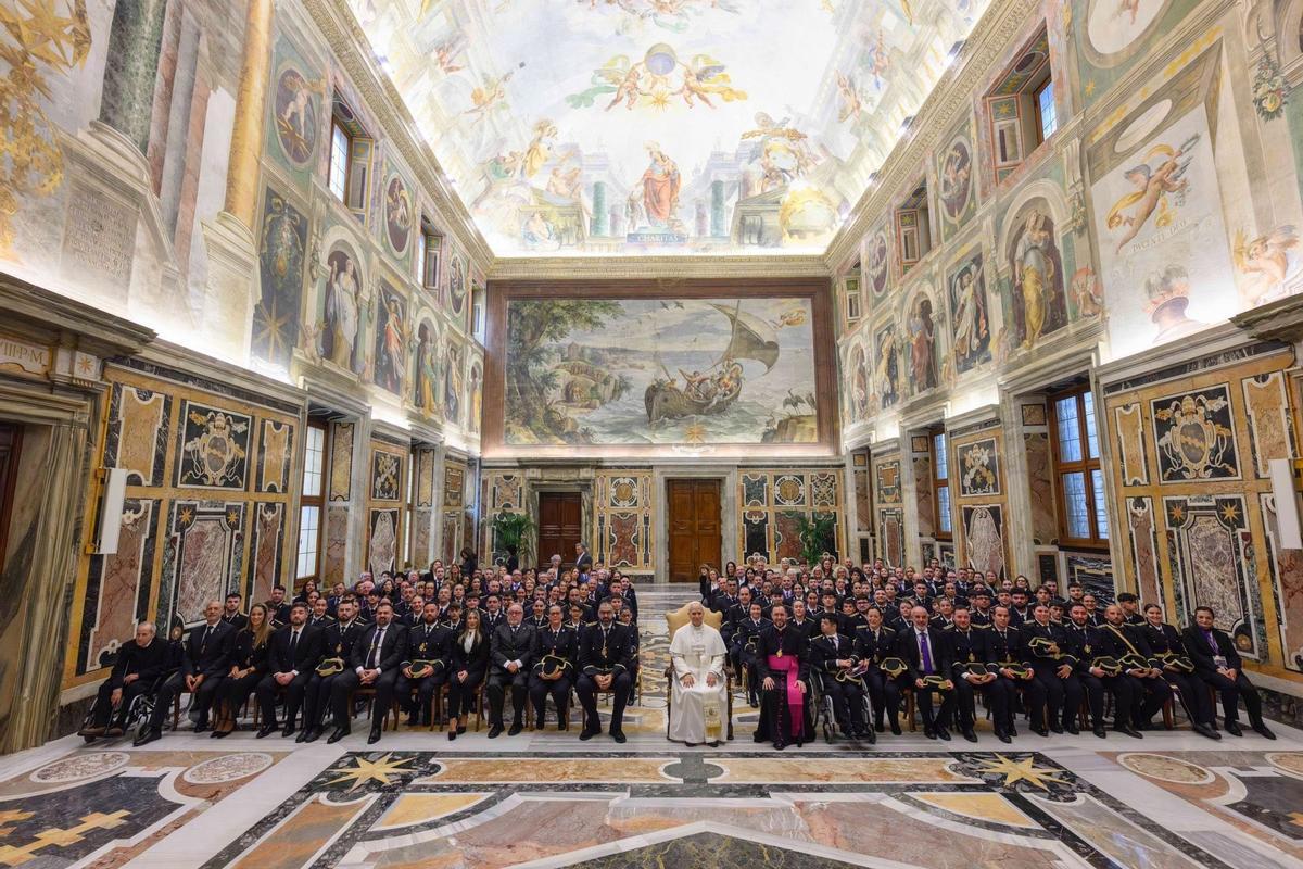 El papa saludó uno por uno a todo los miembros de la comitiva alhaurina.