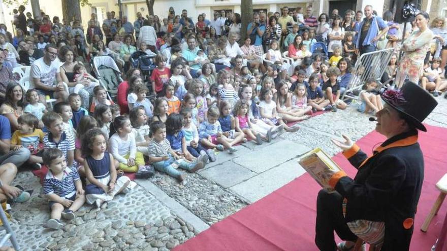 La Ciudad Vieja se llena de cuentos con los títeres de las Bárbaras