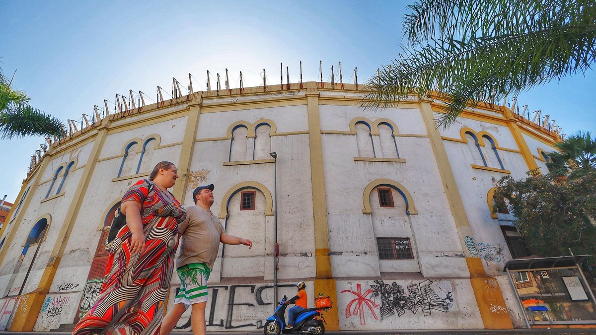 La Plaza de Toros de Santa Cruz, pendiente de un futuro urbanístico desde hace casi treinta años.