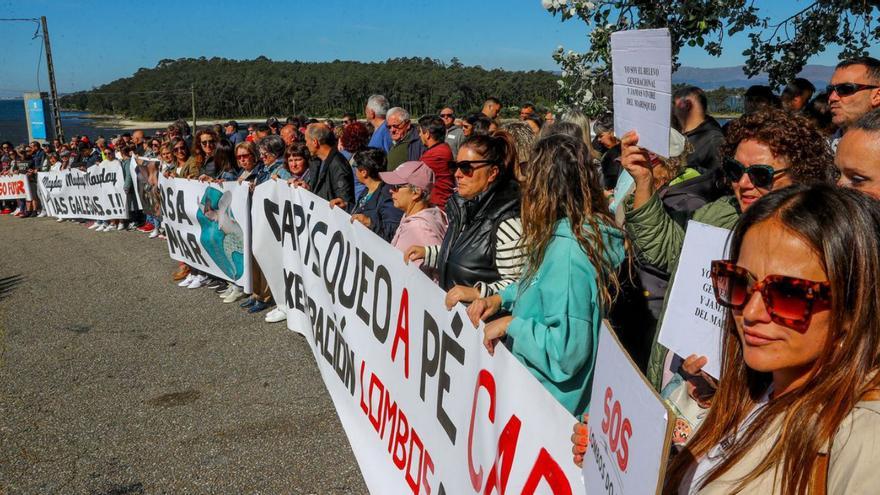 Colectivos ecologistas que se oponen a la instalación de Altri en el curso alto del río Ulla.   | // IÑAKI ABELLA