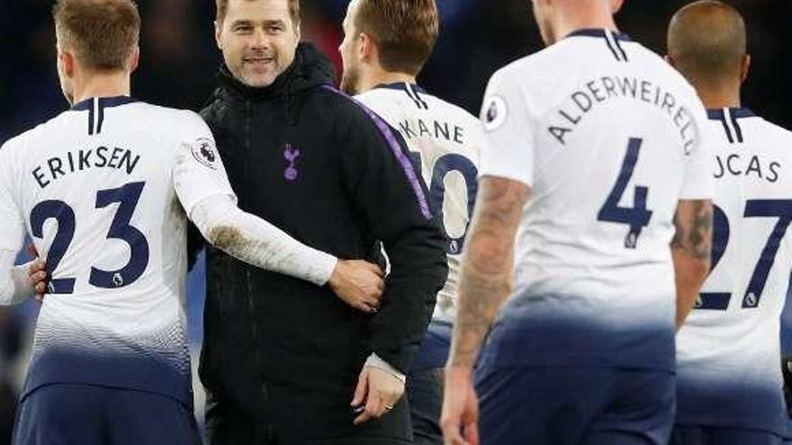 Pochettino felicita a sus futbolistas al final del partido.