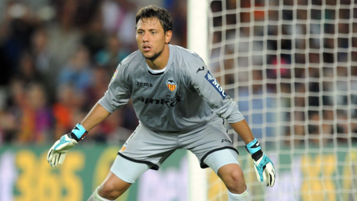 Diego Alves jugando con el Valencia