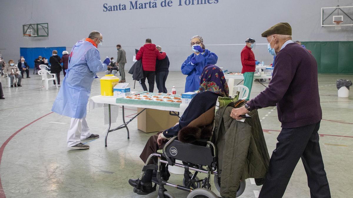 Vacunación masiva a mayores de 80 años en Santa Marta de Tormes (Salamanca).