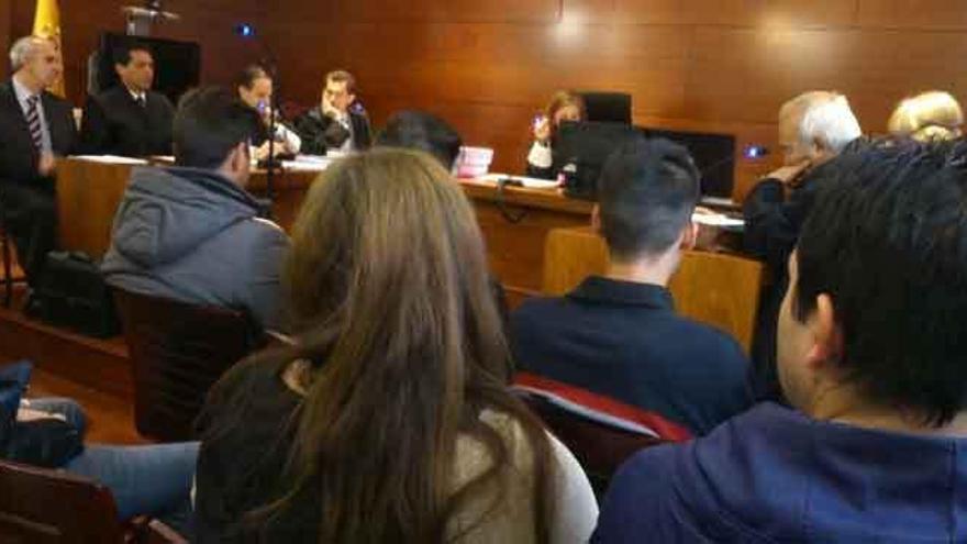 Algunos de los imputados ayer en la sala de vistas del Juzgado de lo Penal.