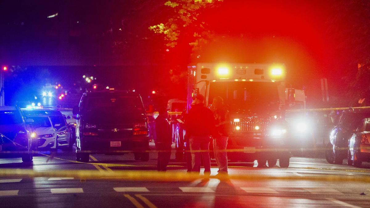 Agentes de policías en el lugar del atentado, cerca del Museo Judío Capital, en Washington (EEUU).