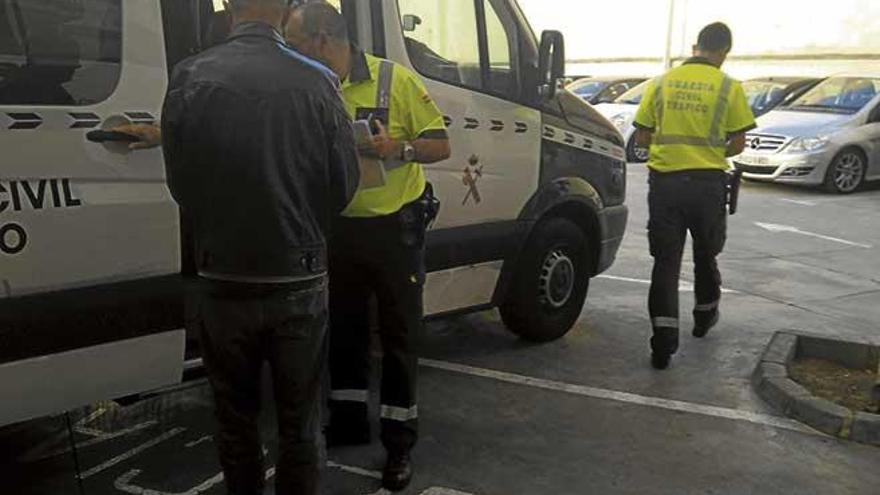 El acusado, custodiado por dos guardias civiles, ayer en los juzgados de Vía Alemania.