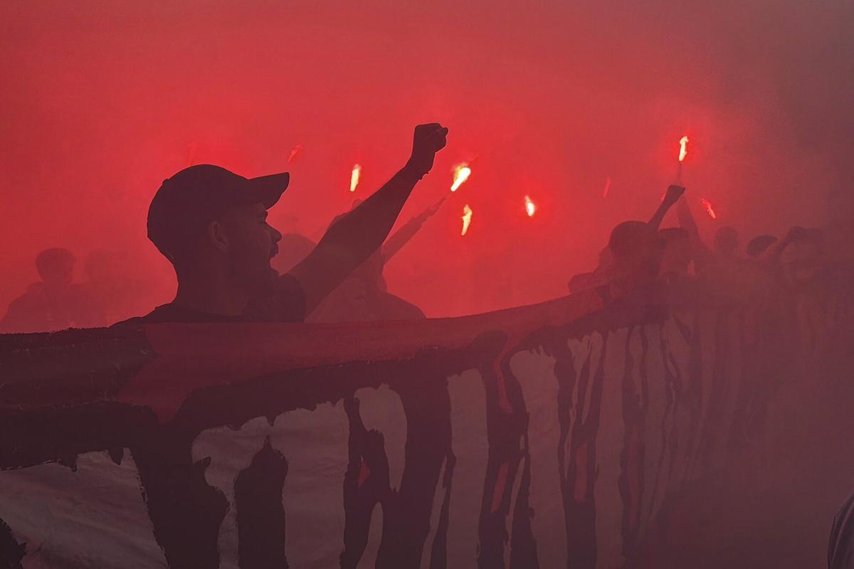 Aficionados despiden a los jugadores tras el entrenamiento realizado este domingo en el Sánchez-Pizjuán en la víspera del partido de LaLiga que les enfrenta este lunes a la Real Sociedad