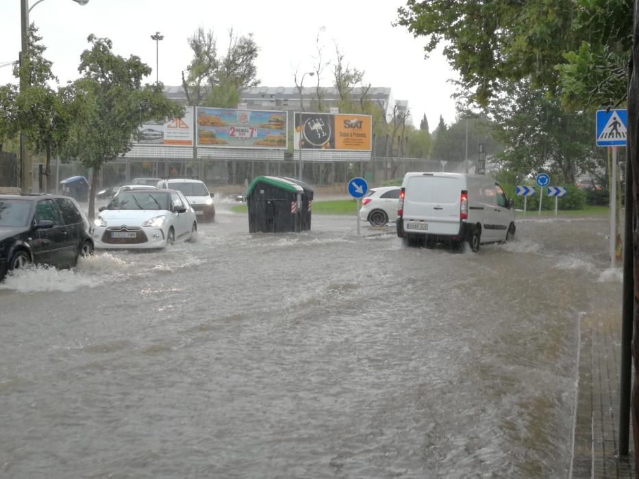 Calles inundadas por la tormenta en la rotonda de Son Moix