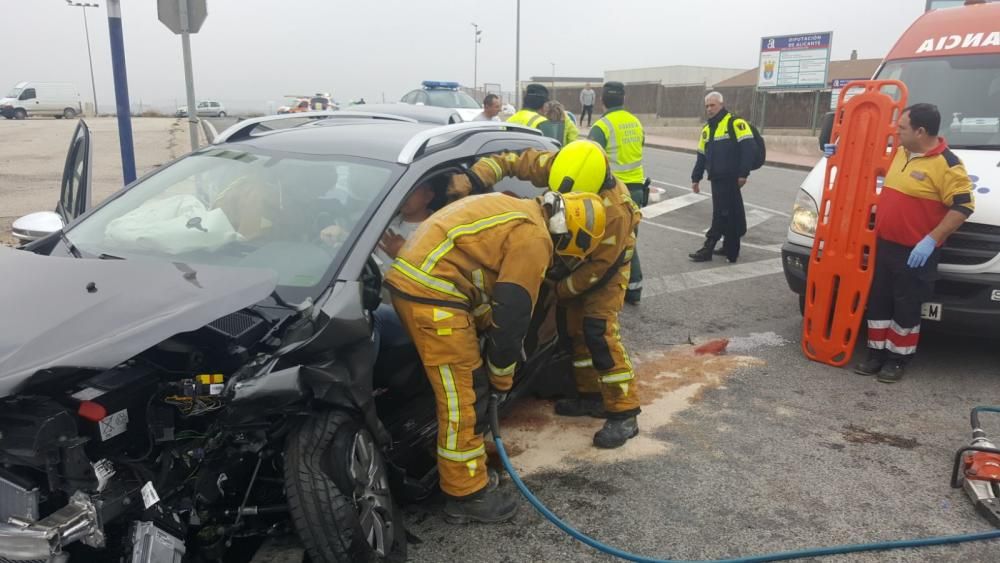 Los bomberos han rescatado a un conductor herido y atrapado en su coche tras un accidente con tres vehículos implicados en San Miguel de Salinas