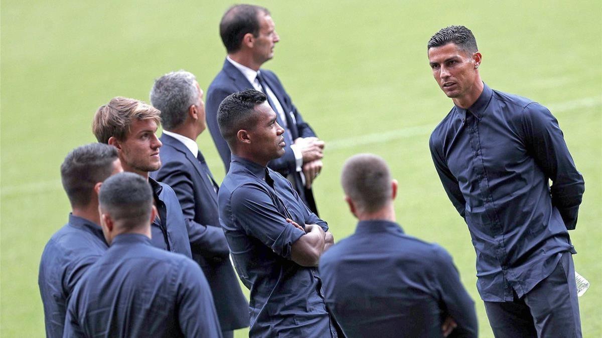 Ronaldo con sus compañeros de la Juventus en Mestalla.