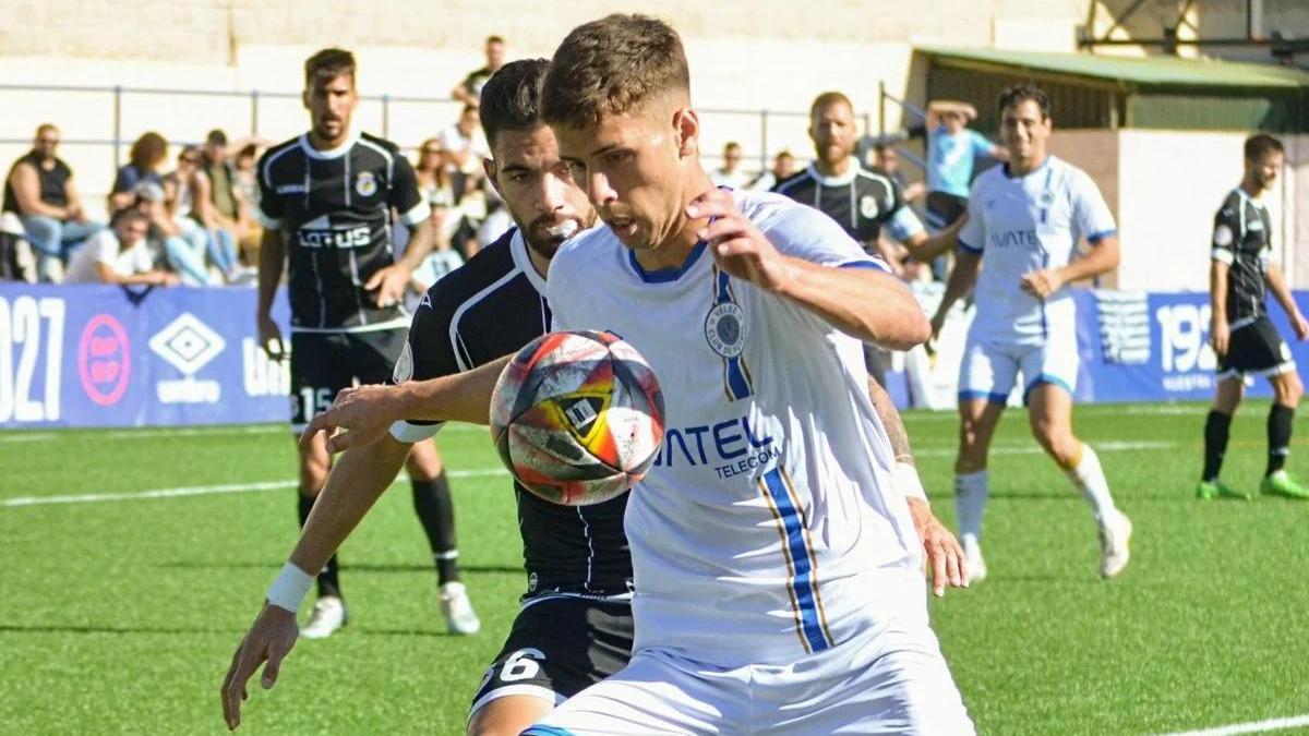 Gastón Vallés protege el esférico con la camiseta del Vélez frente al Linense