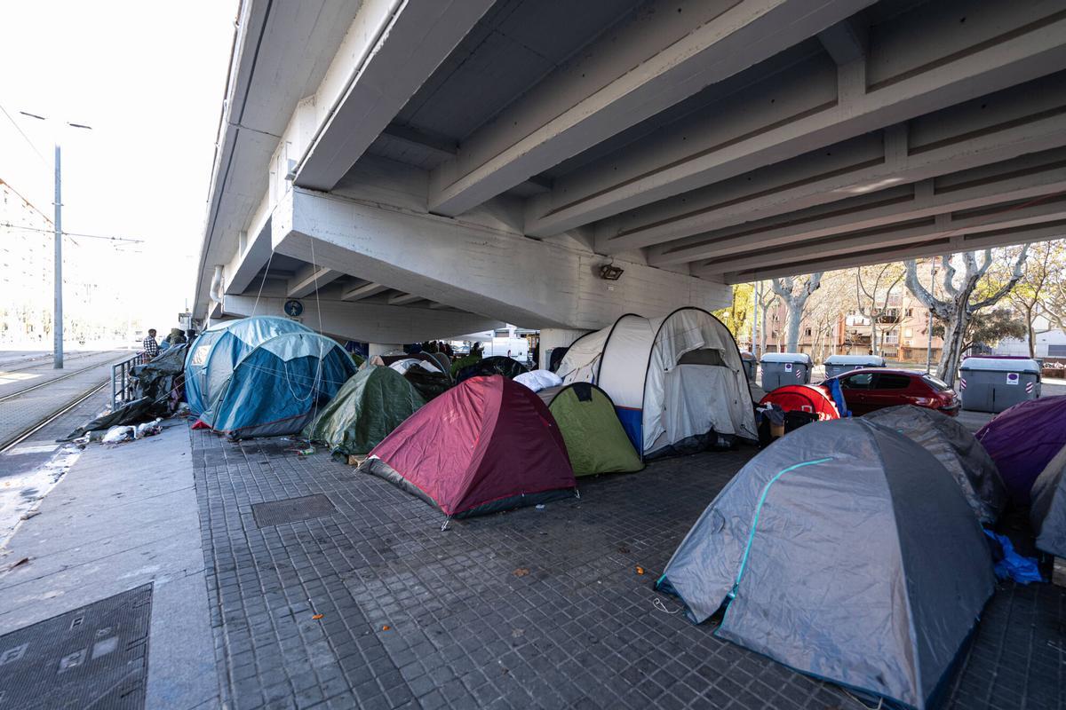 Una persona sense llar mor a l’entrada d’un pàrquing de Badalona