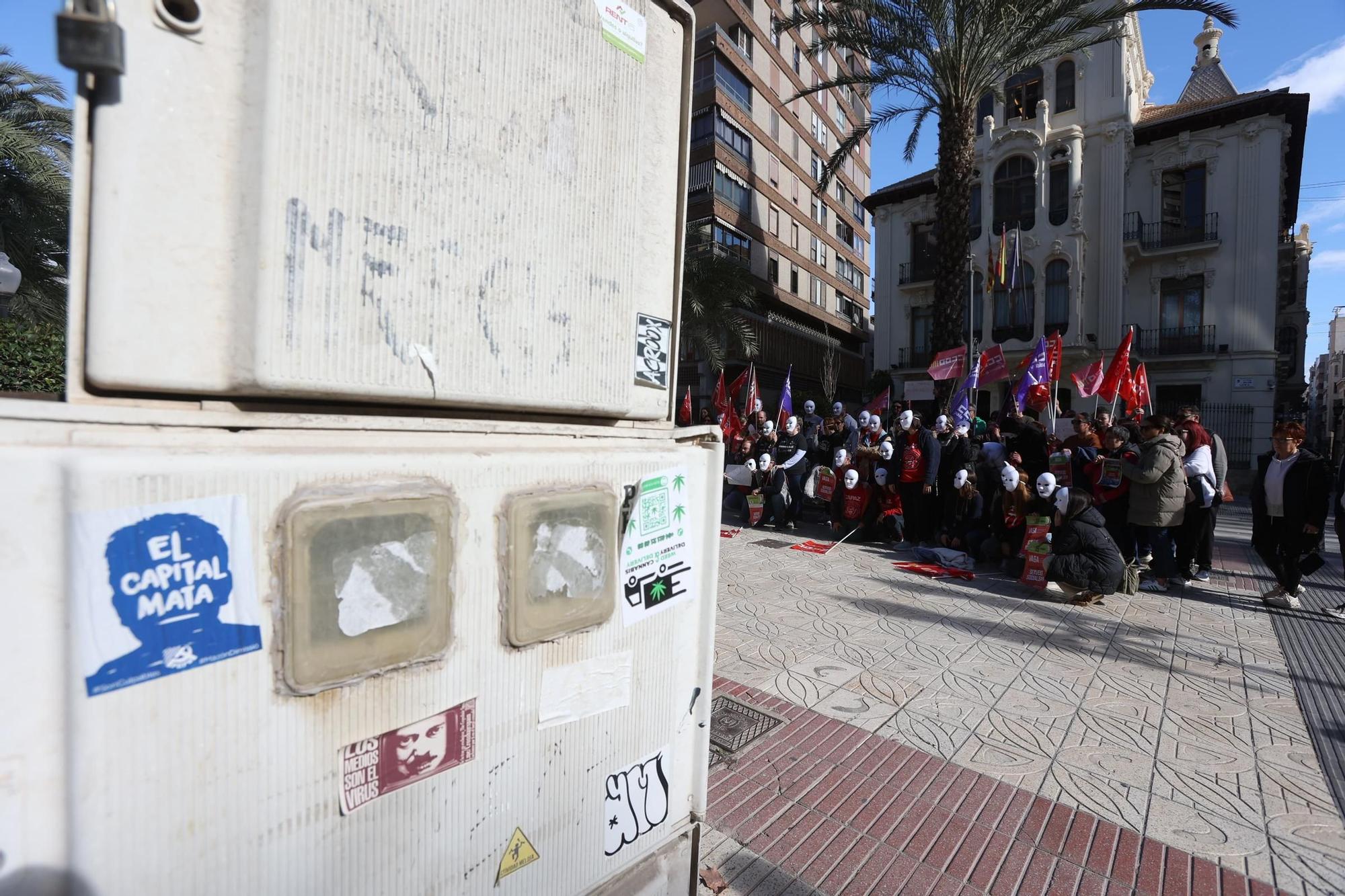 Los trabajadores sociales se concentran frente al Consell en Alicante este miércoles 12 de febrero
