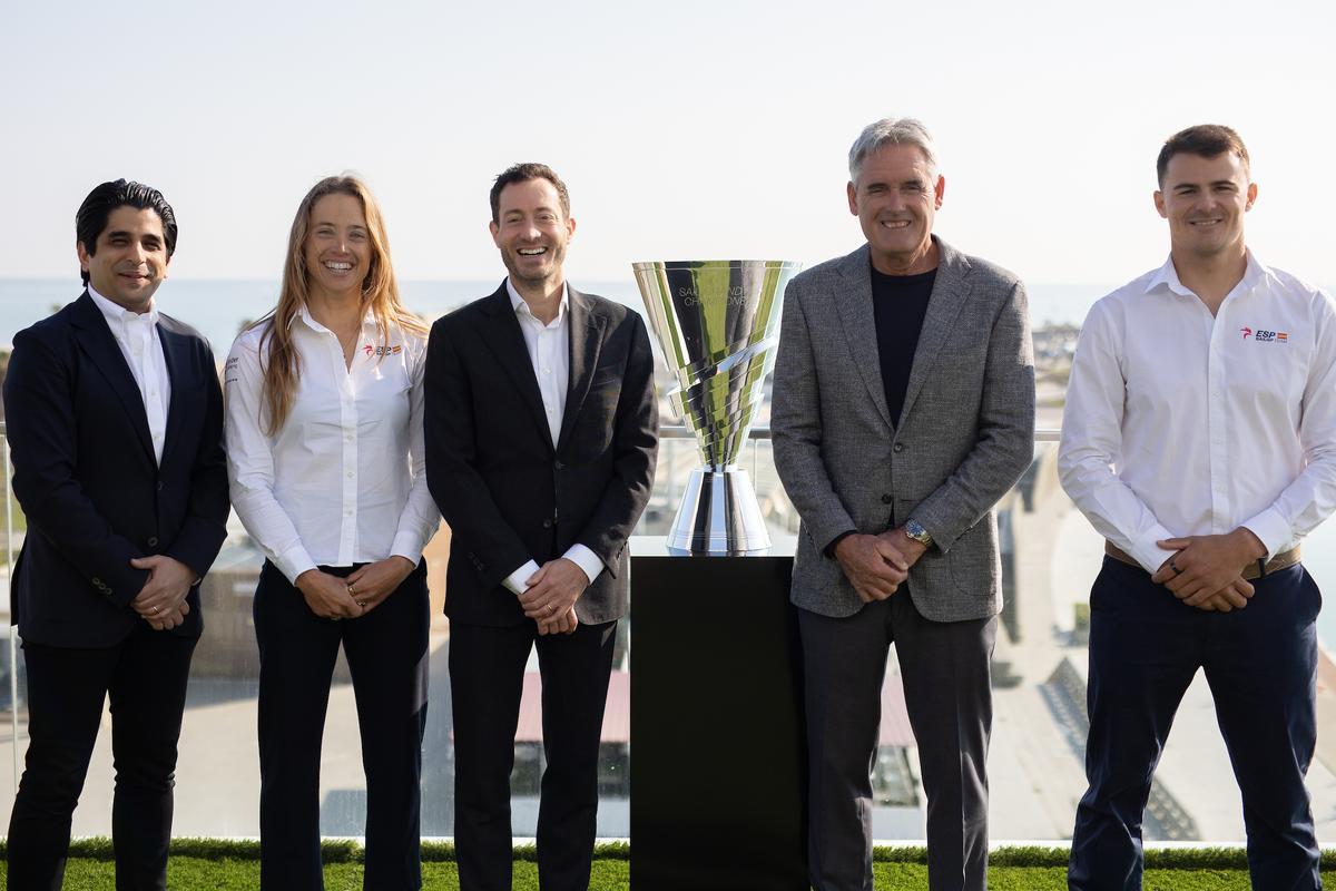 De izquierda a derecha: Amit Singh, de Quantum Pacific; Nicole van der Velden, estratega de Los Gallos; Antoine Bonnier, de Quantum Pacific; cofundador y CEO de SailGP Sir Russell Coutts y el piloto de Los Gallos Diego Botín