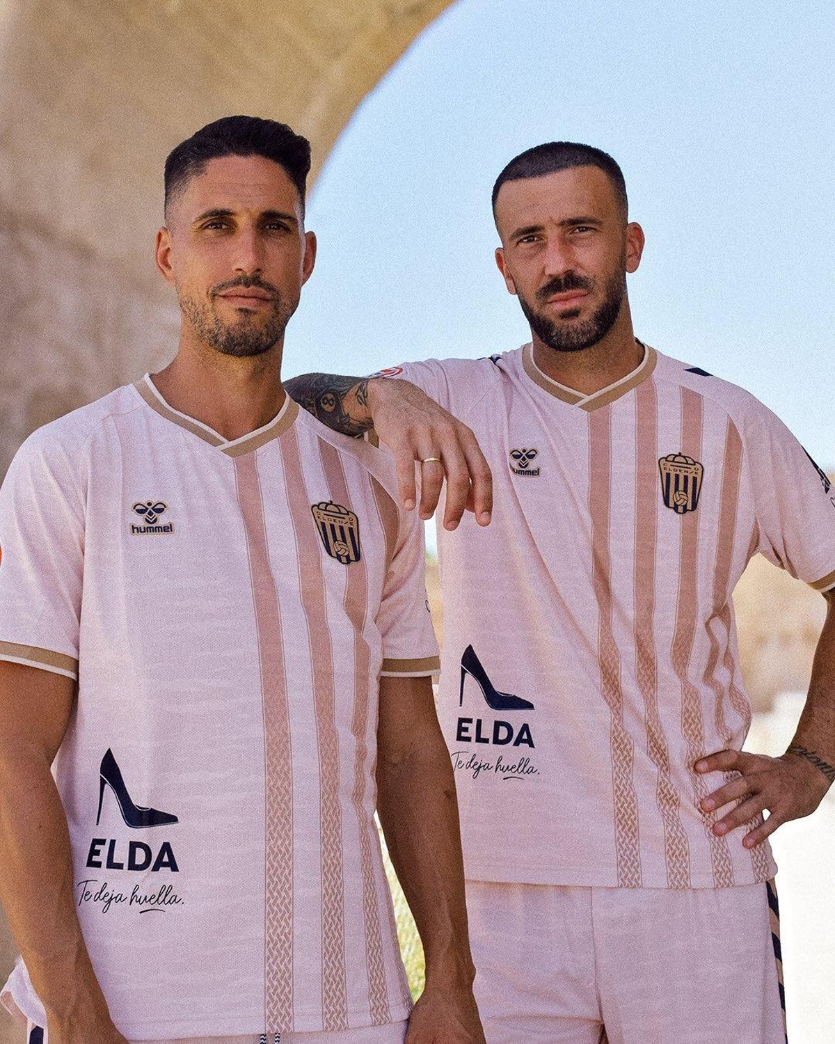 Fidel y Dioni presentan la segunda equipación.