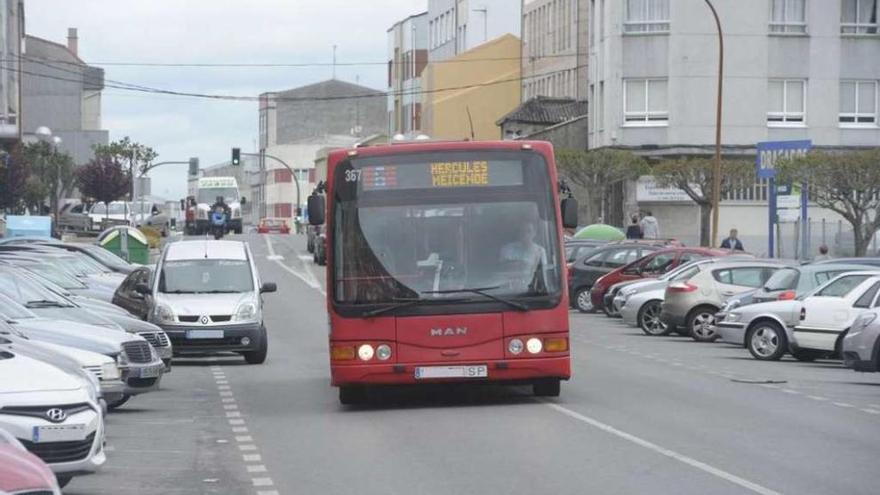Un autobús de la línea 6 circula por Meicende, donde tiene la cabecera de la ruta.