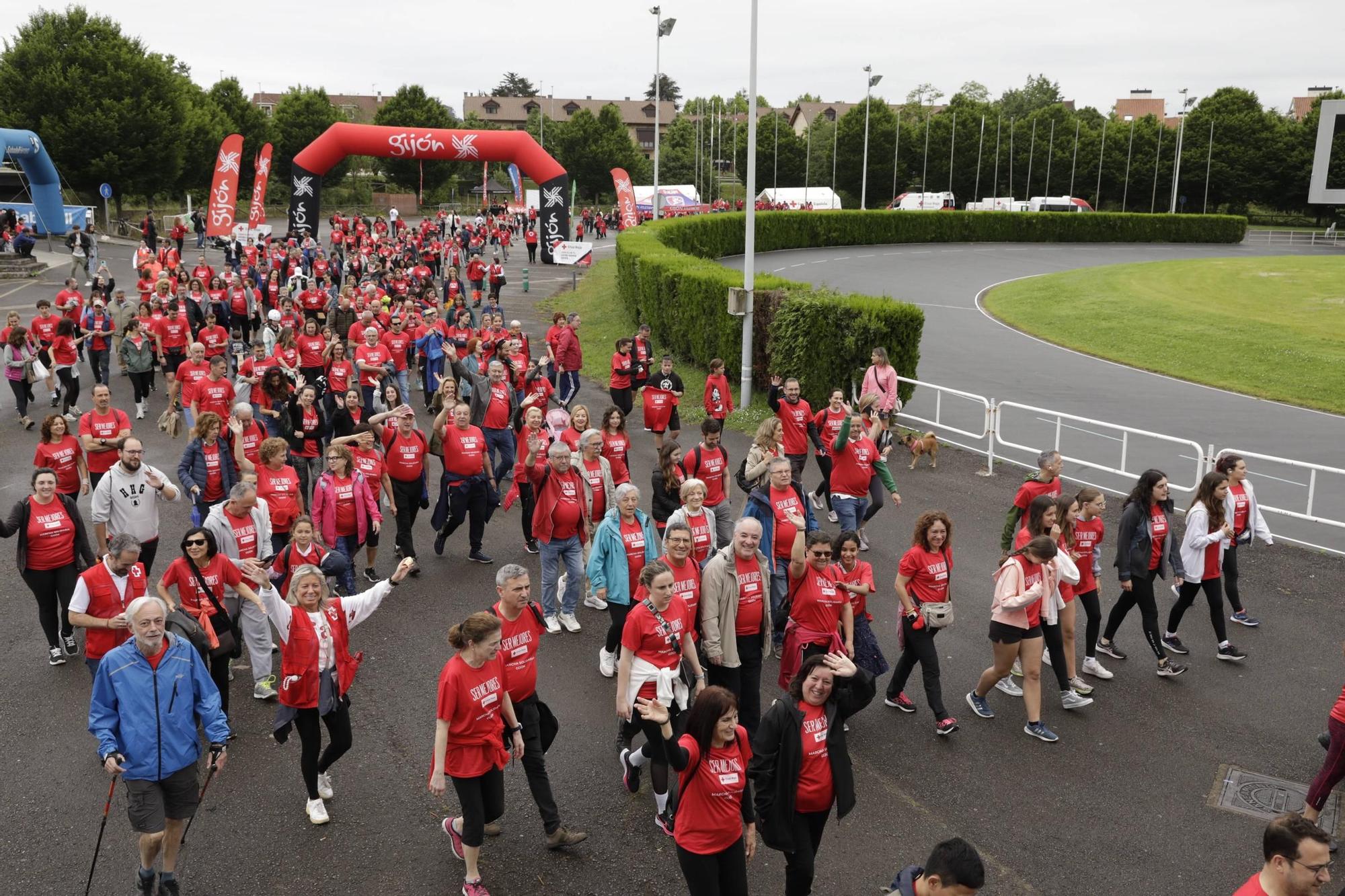 Así fue la marcha solidaria de Cruz Roja en Gijón (en imágenes)