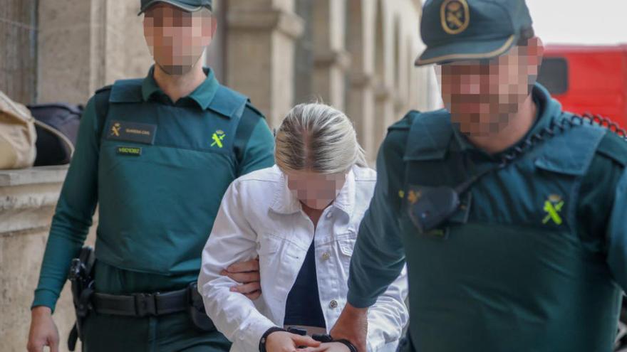 Die mutmaßliche Angreiferin wird von der Guardia Civil abgeführt.