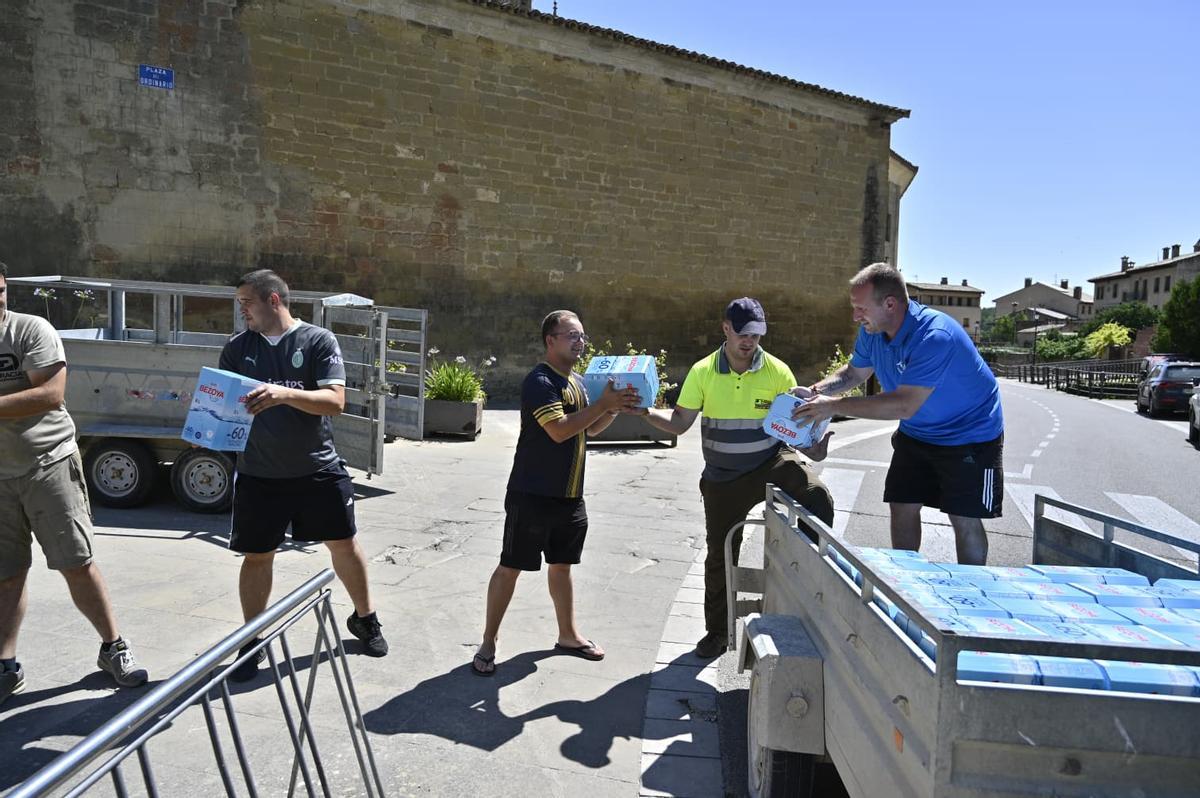 En imágenes I Acopio de agua y solidaridad entre los vecinos de Uncastillo