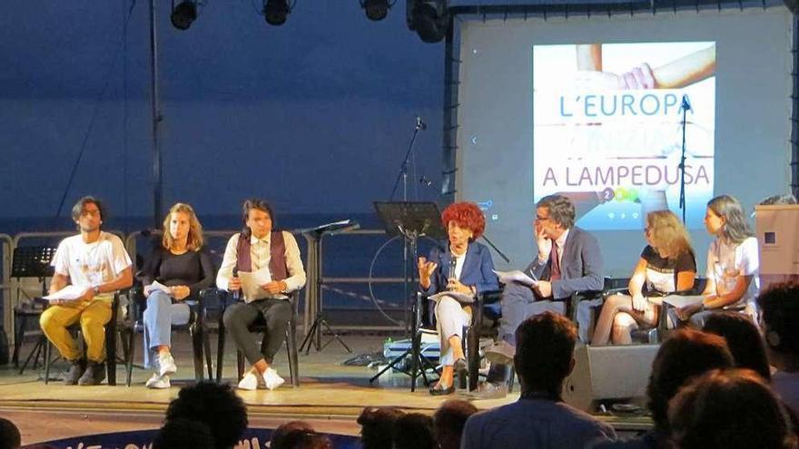 Uno de los actos en Lampedusa, con la ministra italiana de Educación, Valeria Fedeli, en el centro.