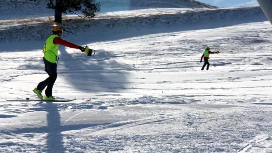 Els GRAE, practicant l&#039;operatiu per als allaus a la Molina.